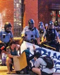  昂热球迷冲突升级，警方出动催泪瓦斯  