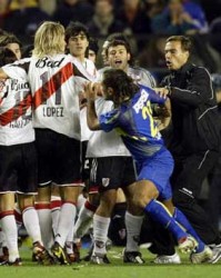  慕尼黑德比火药味十足，主裁出示三张红牌  