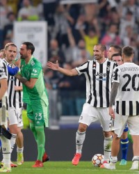  都灵德比爆发冲突，布雷默染红下场  